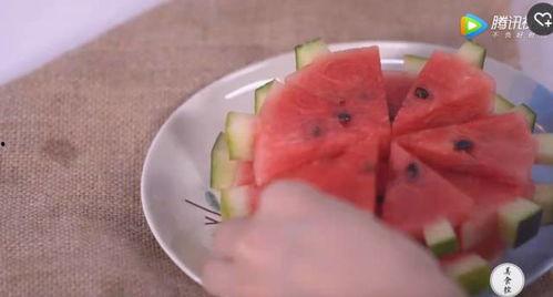 四大花式吃瓜的视频,解锁夏日清凉新姿势