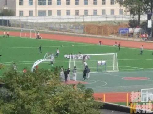 云南操场女孩吃瓜视频,校园生活背后的真相