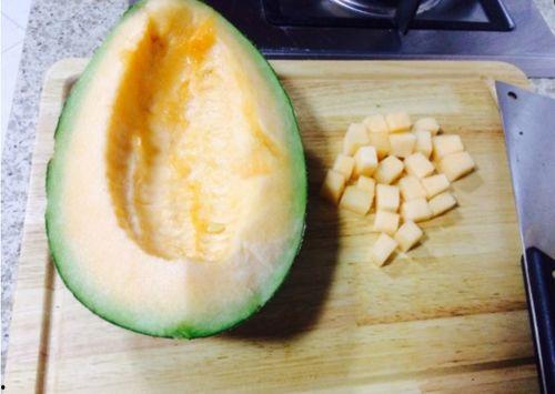 警察吃哈密瓜视频,警察叔叔品尝哈密瓜，温馨瞬间引网友热议